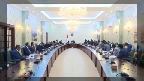 رئيس الوزراء الزنداني يرأس أول اجتماع للحكومة في عدن