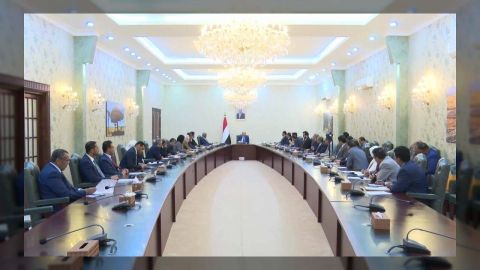 رئيس الوزراء اليمني يرأس أول اجتماع لمجلس الوزراء في عدن