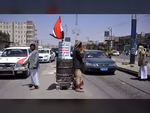 مليشيا الحوثي تقتل مواطناً وتصيب آخر في نقطة تفتيش بصعدة