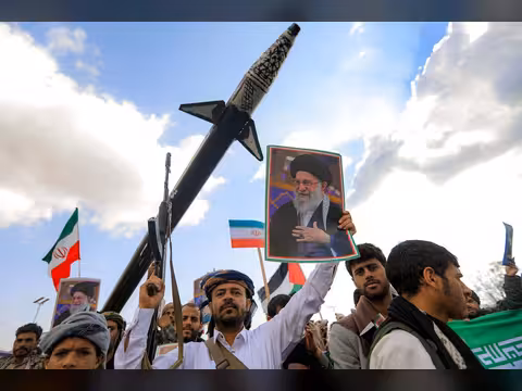 حرب إيران تهديد وجودي للحوثيين في اليمن... ما مسارات التصعيد المحتملة؟