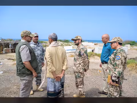 طارق صالح يتفقد المناطق المتضررة من السيول في ريف المخا ويوجّه بتكثيف الدعم للمنكوبين