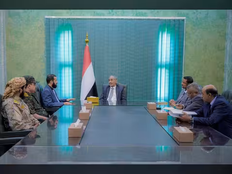 الفريق الصبيحي يشدد على مضاعفة تقديم الخدمات للمواطنين في أبين وترسيخ دعائم الأمن والاستقرار