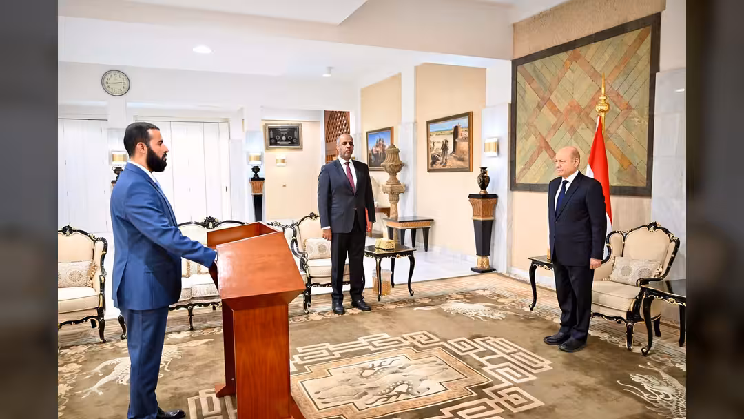 محافظو محافظات لحج وابين والضالع يؤدون اليمين الدستورية امام رئيس مجلس القيادة الرئاسي