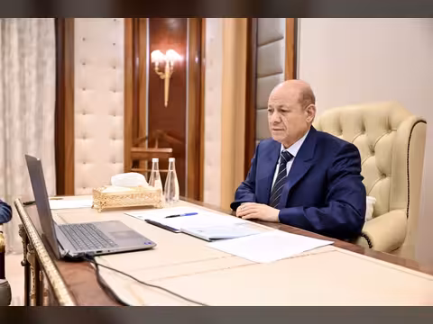 رئيس مجلس القيادة يوجه بمساعدات عاجلة لاسر ضحايا الهجوم الإرهابي الحوثي في مديرية حيران