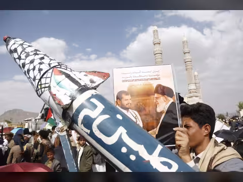 إيران تهدد بإغلاق مضيق باب المندب: الحوثيون مستعدون لدخول المعركة