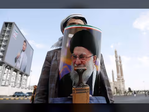 بين الولاء لإيران والحفاظ على السلطة... لماذا لم يدخل الحوثيون الحرب بعد؟