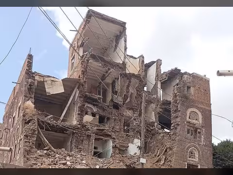 إب... انهيار واجهة مبنى حكومي أثري في مدينة يريم نتيجة الإهمال الحوثي