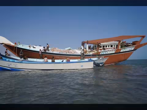 الحملة الأمنية تضبط قارب تهريب قبالة باب المندب قادم من ميناء بندر عباس الإيراني