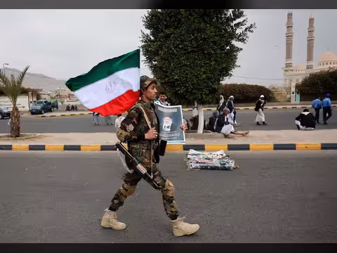 ناشيونال إنترست: خمسة أسباب تفسر امتناع الحوثيين عن المشاركة في الحرب مع إيران