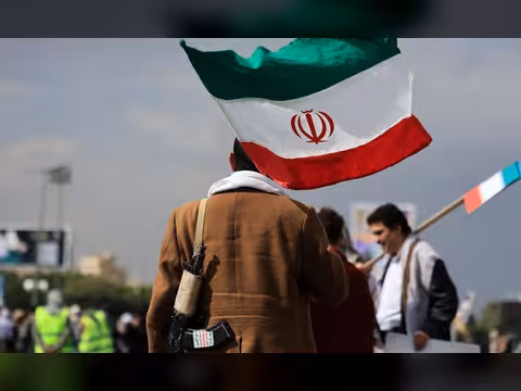 ميدل ايست آي: لماذا يتردد الحوثيون في الانضمام إلى الحرب مع إيران في الوقت الراهن؟