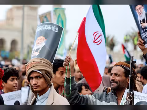 انضموا إلى الحرب مع إيران بحذر... ماهي حسابات الحوثيين في تصعيد هجماتهم؟