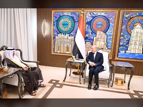 رئيس مجلس القيادة يشيد بالعلاقات الراسخة مع دولة الكويت وشجاعة قواتها في ردع التهديد