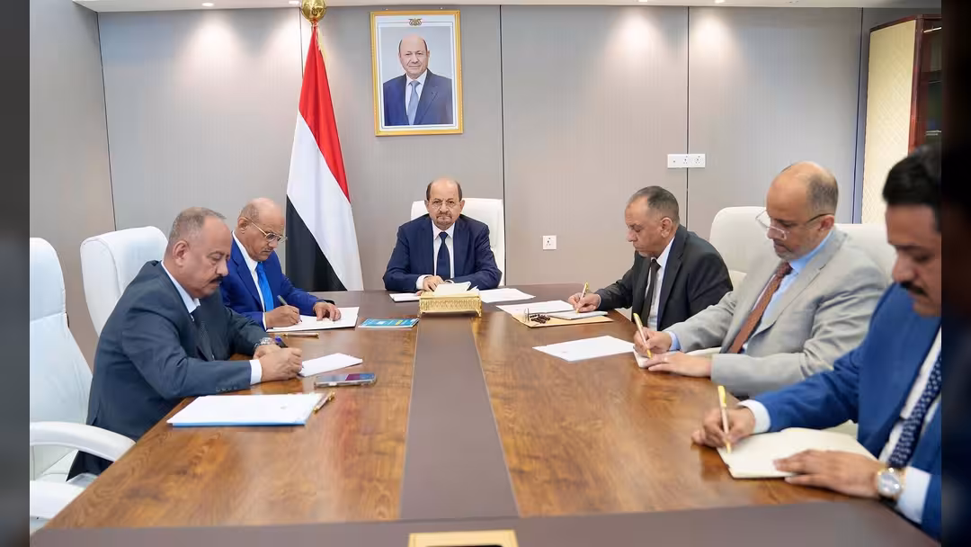 رئيس الوزراء يترأس اجتماع لجنة إدارة الأزمات الاقتصادية والإنسانية ويؤكد جاهزية الحكومة لمواجهة تداعيات التصعيد الإقليمي