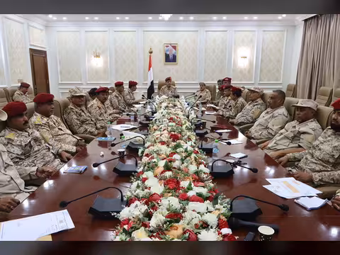 وزير الدفاع يعقد اجتماعاً بهيئتي العمليات الحربية والعمليات المشتركة