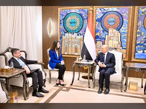 رئيس مجلس القيادة يؤكد اهمية البناء على ردع النظام الإيراني لإنهاء تهديد مليشياته في المنطقة