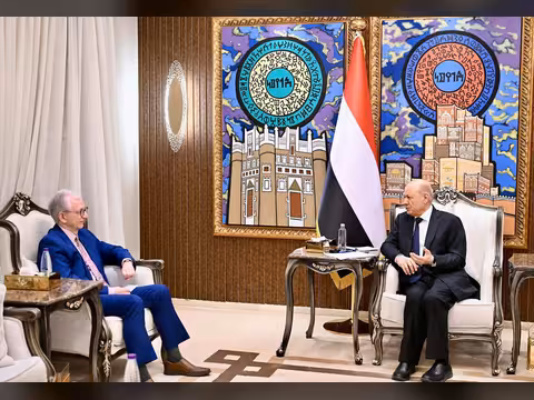 رئيس مجلس القيادة: امن الممرات المائية مرهون بإنهاء سيطرة وكلاء ايران على اجزاء من البر اليمني