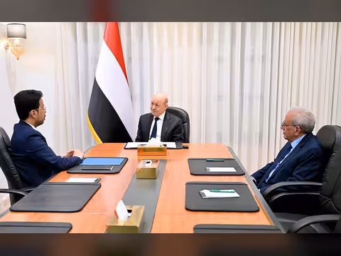 رئيس مجلس القيادة يؤكد اهمية نقل العلاقة بين المكونات والقوى الوطنية من التنافس إلى الشراكة