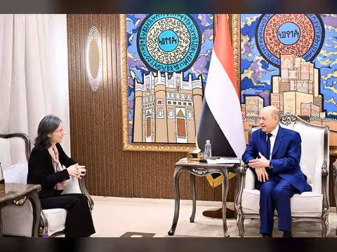 رئيس مجلس القيادة يحذر من مخاطر استمرار النظام الإيراني بالاستثمار في المليشيات الارهابية