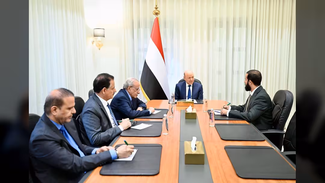 رئيس مجلس القيادة يشدد على أهمية تحفيز كافة الطاقات للنهوض بمحافظة ابين