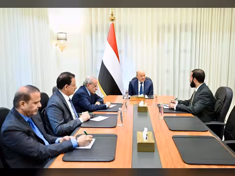 رئيس مجلس القيادة يشدد على أهمية تحفيز كافة الطاقات للنهوض بمحافظة ابين