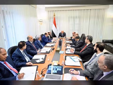 رئيس مجلس القيادة يعقد اجتماعا مصغرا للحكومة والسلطات المحلية