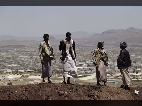 الحوثيون يحولون “جبل الأخطور” إلى ثكنة عسكرية مغلقة ويشنون حملة اختطافات في إب