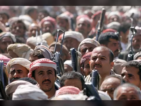 علاقة القبائل بالحوثيين على حافة الانهيار... هل تُسرّع حرب إيران السقوط؟