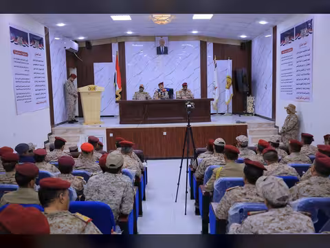 وزير الدفاع يترأس اجتماعاً موسعاً لقيادة وزارة الدفاع ورئاسة الأركان والمناطق والهيئات والدوائر