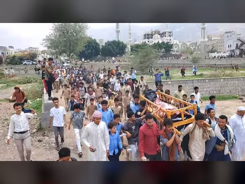 المئات من المواطنين وطلاب المدارس يشيعون طفل قتل برصاص قناص حوثي