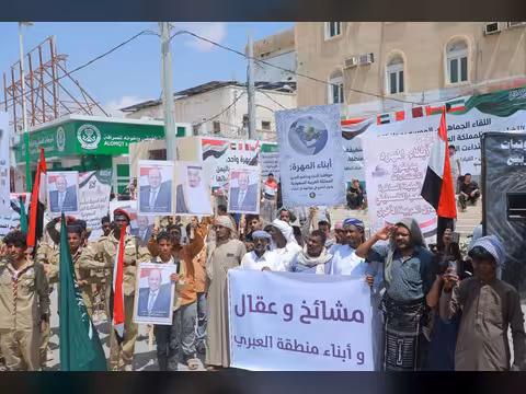 مسيرة جماهيرية بالمهرة تعلن تضامنها مع السعودية والدول العربية وتندد بالاعتداءات الإيرانية