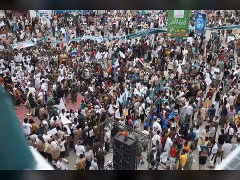 حضرموت تشهد وقفة جماهيرية حاشدة للتنديد بالهجمات الإيرانية على السعودية والدول العربية