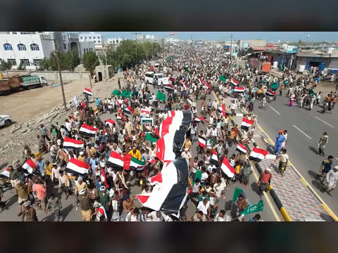 المخا... تظاهرة حاشدة تندد بالهجمات الإيرانية على السعودية ودول الخليج والأردن