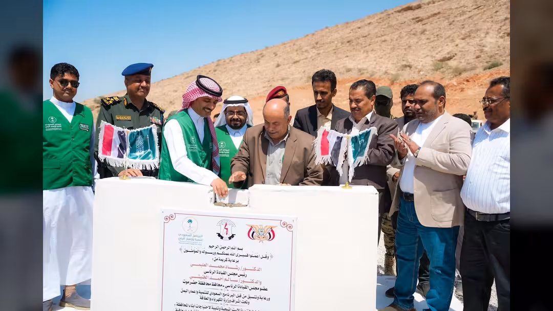 الخنبشي يضع حجر الأساس لمشروع محطات توليد الكهرباء الإسعافية بقدرة 100 ميجاوات