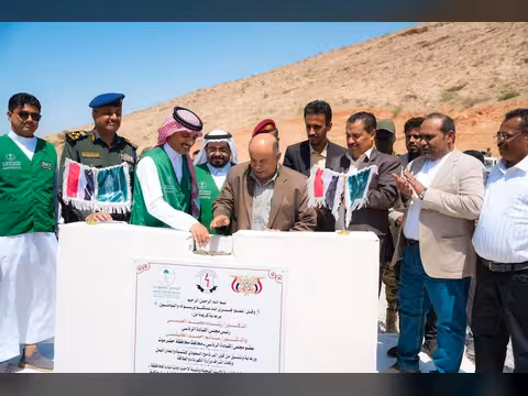 الخنبشي يضع حجر الأساس لمشروع محطات توليد الكهرباء الإسعافية بقدرة 100 ميجاوات