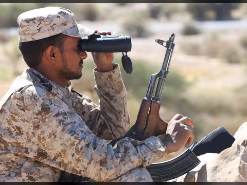 استشهاد جنديين وإصابة 3 آخرين إثر مواجهات عنيفة مع مليشيات الحوثي في تعز