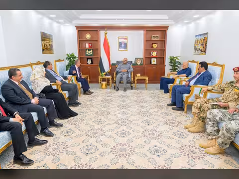 طارق صالح يناقش مع وزير النقل إعادة جدولة الرحلات الى مطار المخا وتطوير الميناء