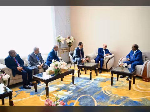 رئيس مجلس القيادة يبحث والرئيس الصومالي جهود مكافحة الارهاب والمليشيات المسلحة