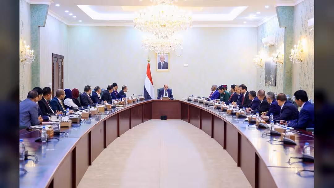 رئيس الوزراء يرأس في عدن اجتماعاً لمجلس الوزراء لمناقشة مستجدات الأوضاع ويتخذ عدد من القرارات
