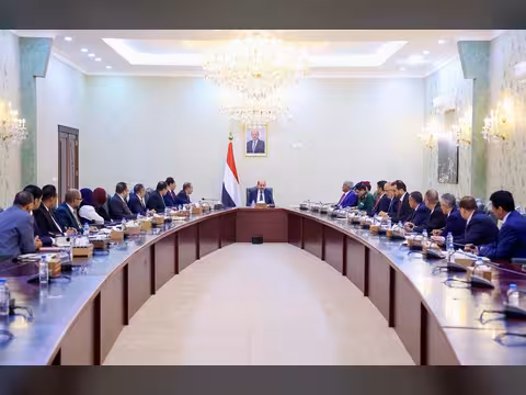 رئيس الوزراء يرأس في عدن اجتماعاً لمجلس الوزراء لمناقشة مستجدات الأوضاع ويتخذ عدد من القرارات