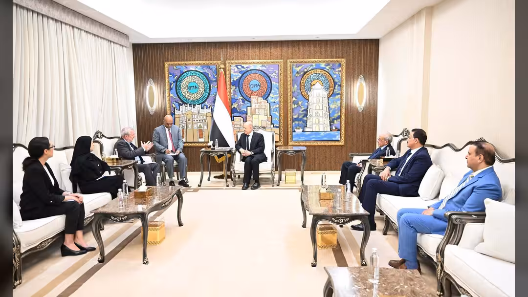 رئيس مجلس القيادة يؤكد التزام الدولة بتوفير كافة سبل الحماية والتسهيلات لمجتمع العمل الانساني