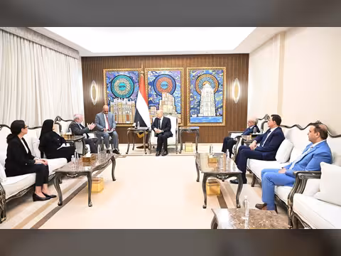 رئيس مجلس القيادة يؤكد التزام الدولة بتوفير كافة سبل الحماية والتسهيلات لمجتمع العمل الانساني