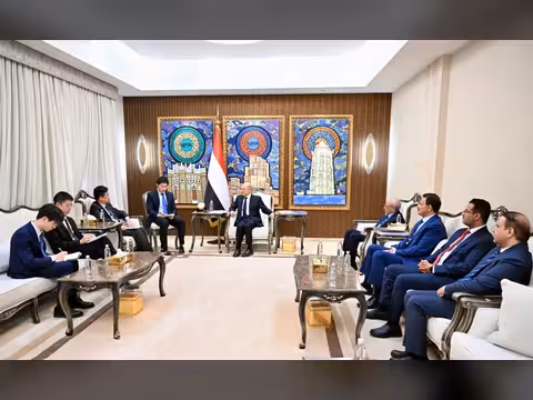 رئيس مجلس القيادة يثني على برامج التعاون مع جمهورية الصين الشعبية في مناسبة مرور 70 عاما على العلاقات المثمرة بين البلدين