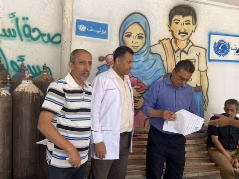 إب.. مليشيا الحوثي تشرع في إغلاق عيادات وأقسام داخل مستشفى حكومي رغم احتياج الأهالي