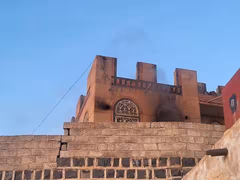 مليشيات الحوثي تحرق منزل شيخ قبلي في حي السنينة بصنعاء