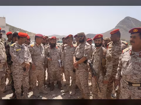 لجنة وزارة الدفاع تشرف على عملية الاستلام والتسليم بمحور ابين