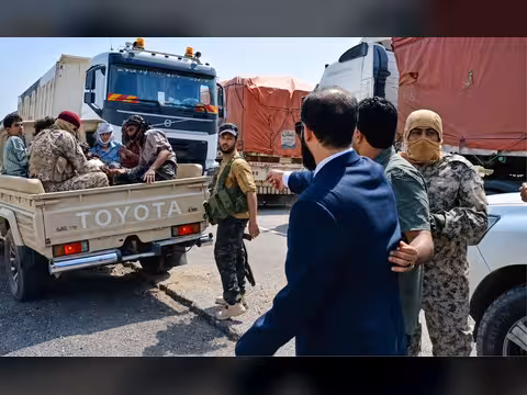 محافظ أبين يقود حملة ميدانية لرفع نقطة جبايات مسلحة شرق زنجبار