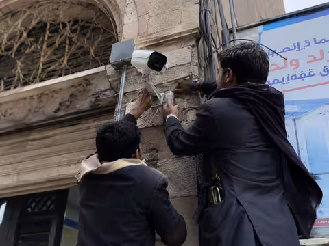 إب.. مليشيا الحوثي تنصب كاميرات في أحياء المدينة القديمة لتقييد ومراقبة حركة السكان