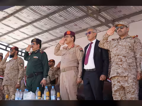 وزيرا الدفاع والداخلية يتفقدان عدداً من المواقع العسكرية في ميناء الوديعة ويشهدان عرضاً عسكرياً لقوات الطوارئ